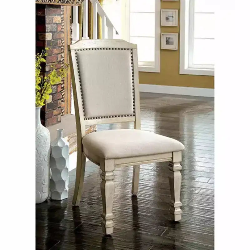 Chaise d'appoint en bois tapissée avec garniture, beige