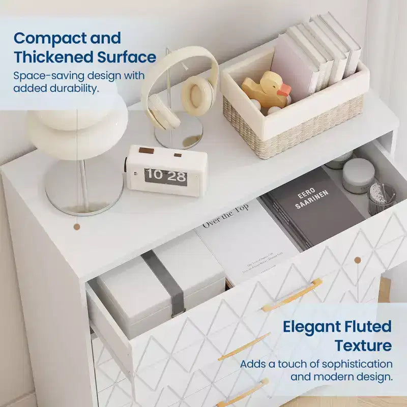 Commode haute moderne de 31,5 pouces avec 5 tiroirs coulissants et des poignées en métal doré ; convient aux dressings, aux entrées ou aux couloirs