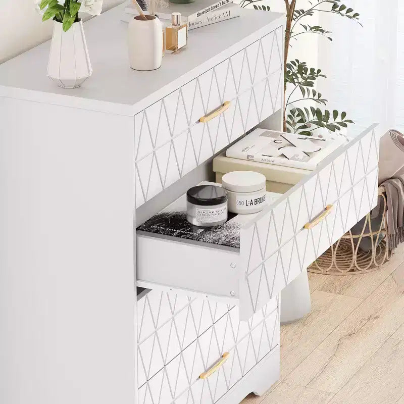Commode haute moderne de 31,5 pouces avec 5 tiroirs coulissants et des poignées en métal doré ; convient aux dressings, aux entrées ou aux couloirs