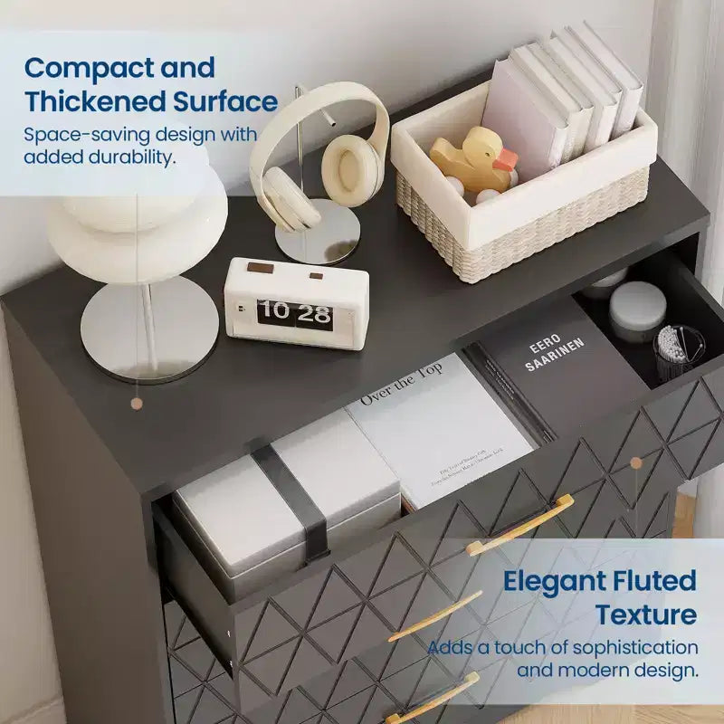 Commode haute moderne de 31,5 pouces avec 5 tiroirs coulissants et des poignées en métal doré ; convient aux dressings, aux entrées ou aux couloirs