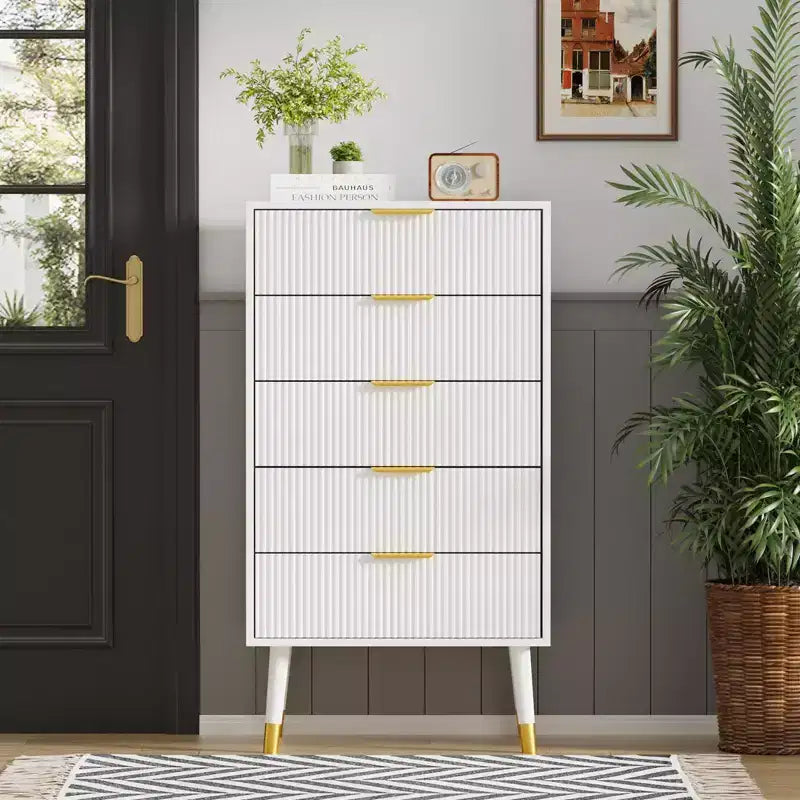 Commode cannelée, commode à 5 tiroirs, poignées et pieds dorés, meuble de rangement de table de chevet pour le salon, l'entrée, le couloir