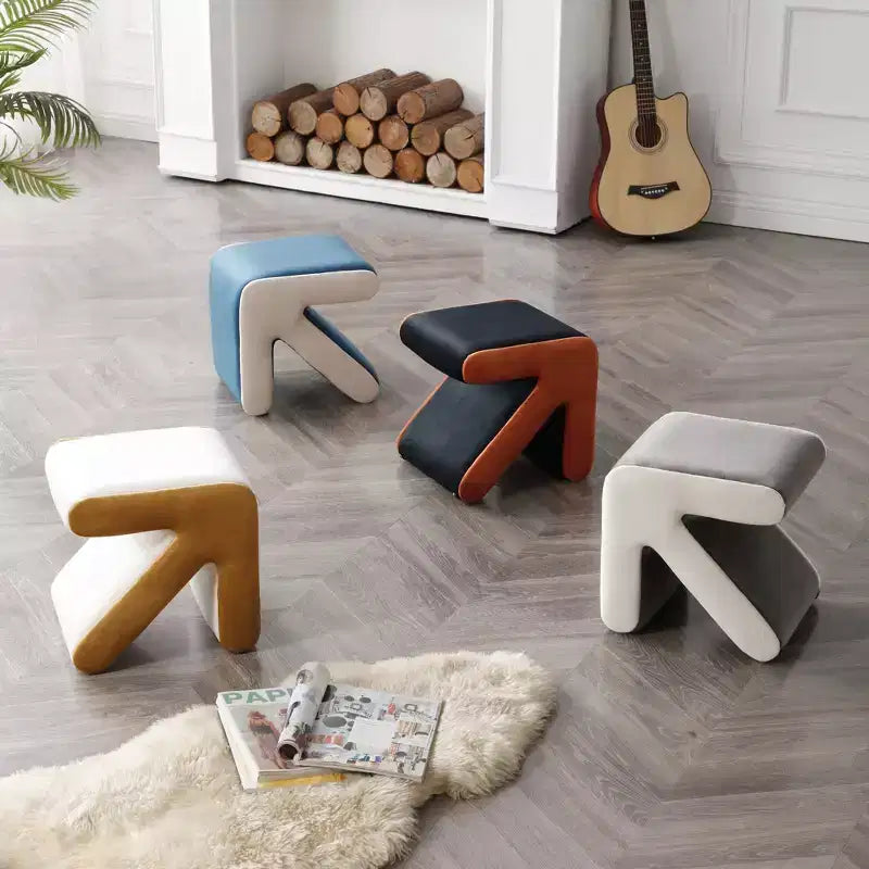 Pouffe moderne en velours rembourré avec un motif de flèche créatif ; peut servir de tabouret de canapé, de tabouret pour enfants ou de repose-pieds