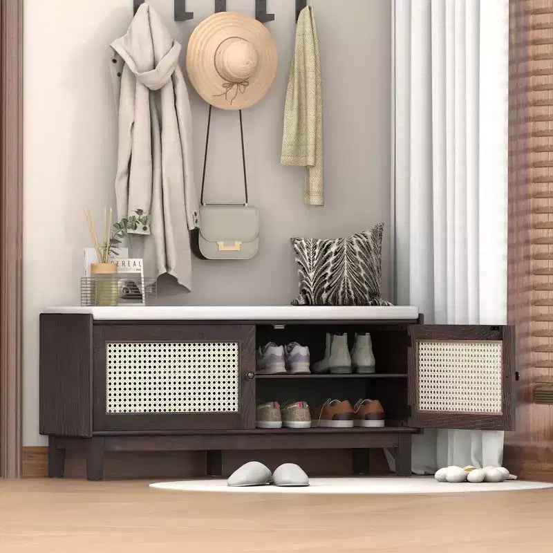 Banc à chaussures moderne avec portes en rotin et siège rembourré doux, banc à chaussures en bois d'appoint pour entrée, couloir