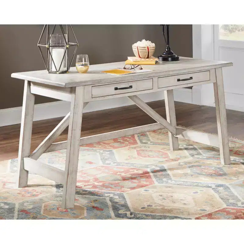 Bureau de télétravail de 152 cm (blanc) avec finition vieillie et ferrures métalliques