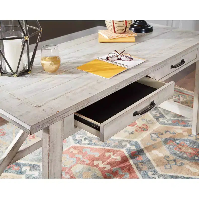 Bureau de télétravail de 152 cm (blanc) avec finition vieillie et ferrures métalliques